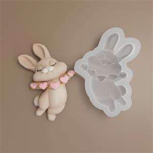 Triušis su širdelių girlianda